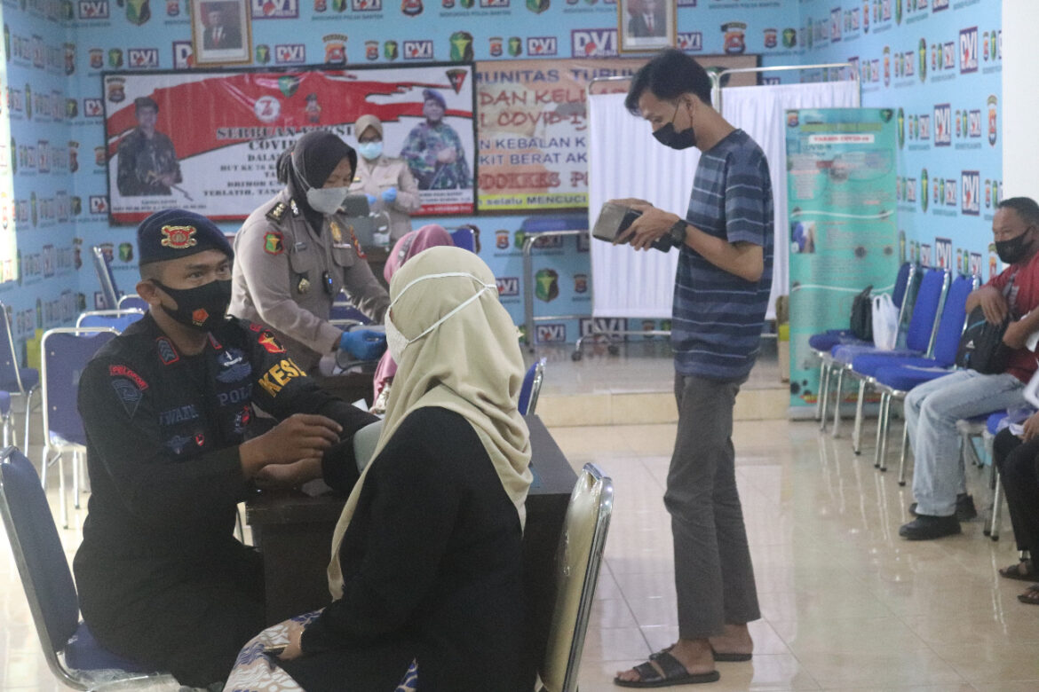 Satbrimob Polda Banten Membantu Memeriksa Kesehatan Masyarakat Yang Akan Divaksin