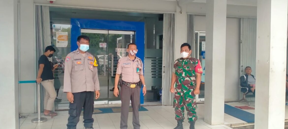 Personil Polsek Rajeg Giat Guyub TNI-POLRI di Kelurahan Sukatani Rajeg