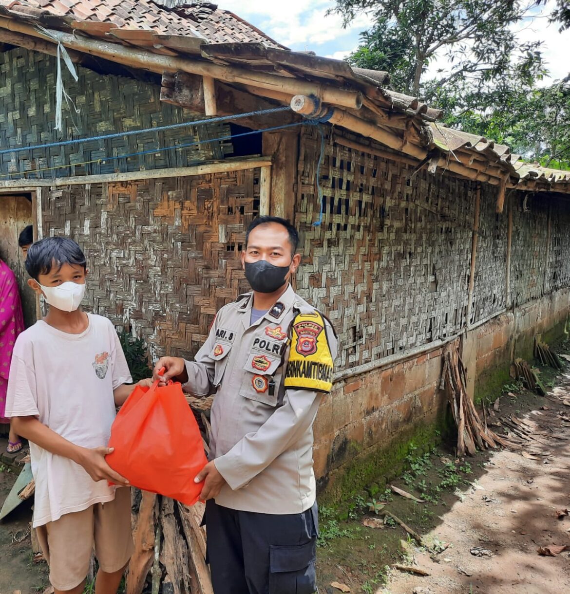 Bhabinkabtibmas Polsek Tigaraksa Polresta Tangerang Bagikan Sembako Kepada Anak Yatim Di Desanya