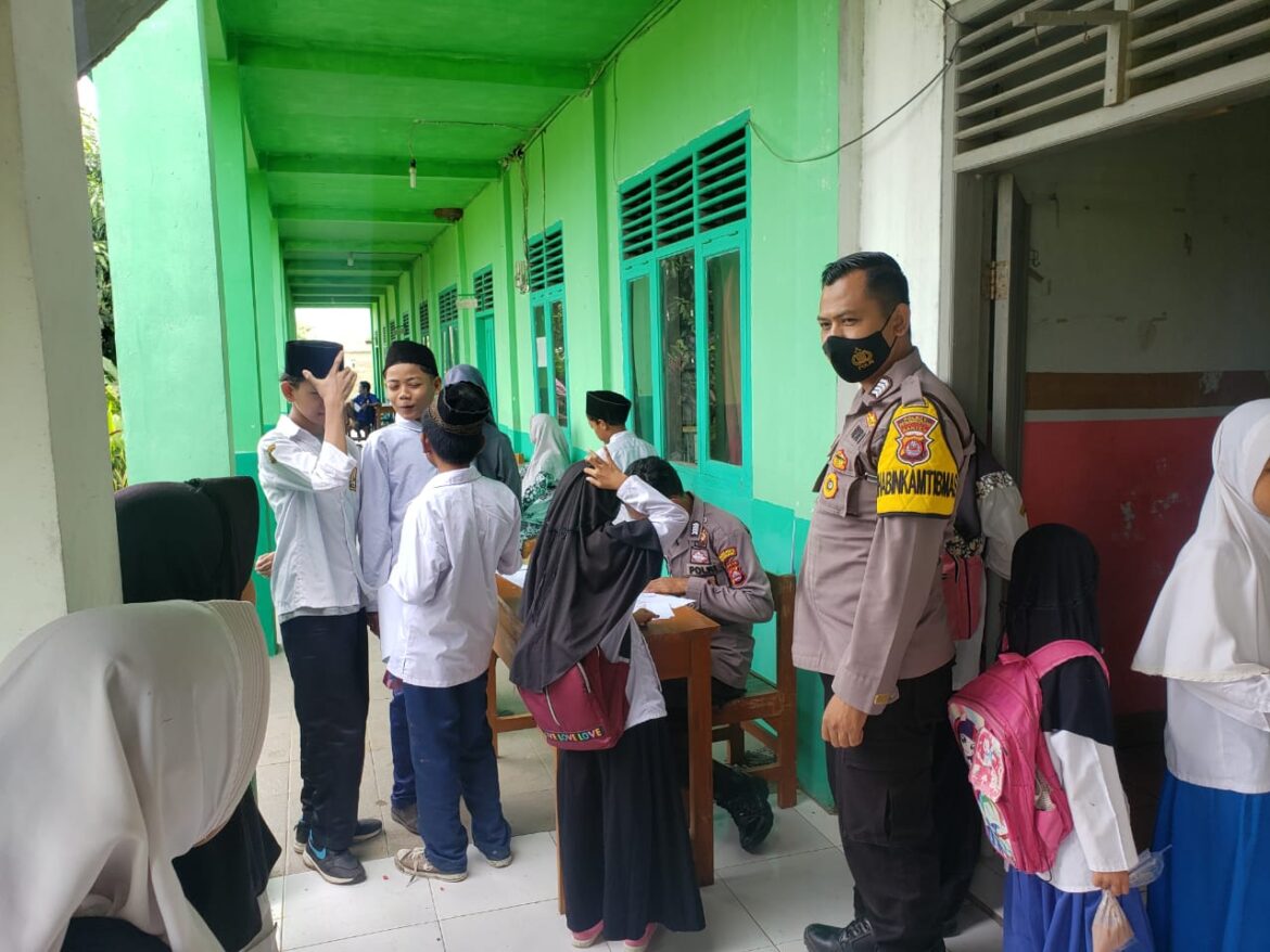 Polsek Kronjo Polresta Tangerang Gelar Gerai Vaksinasi Presisi Di MI Al Fadillah.