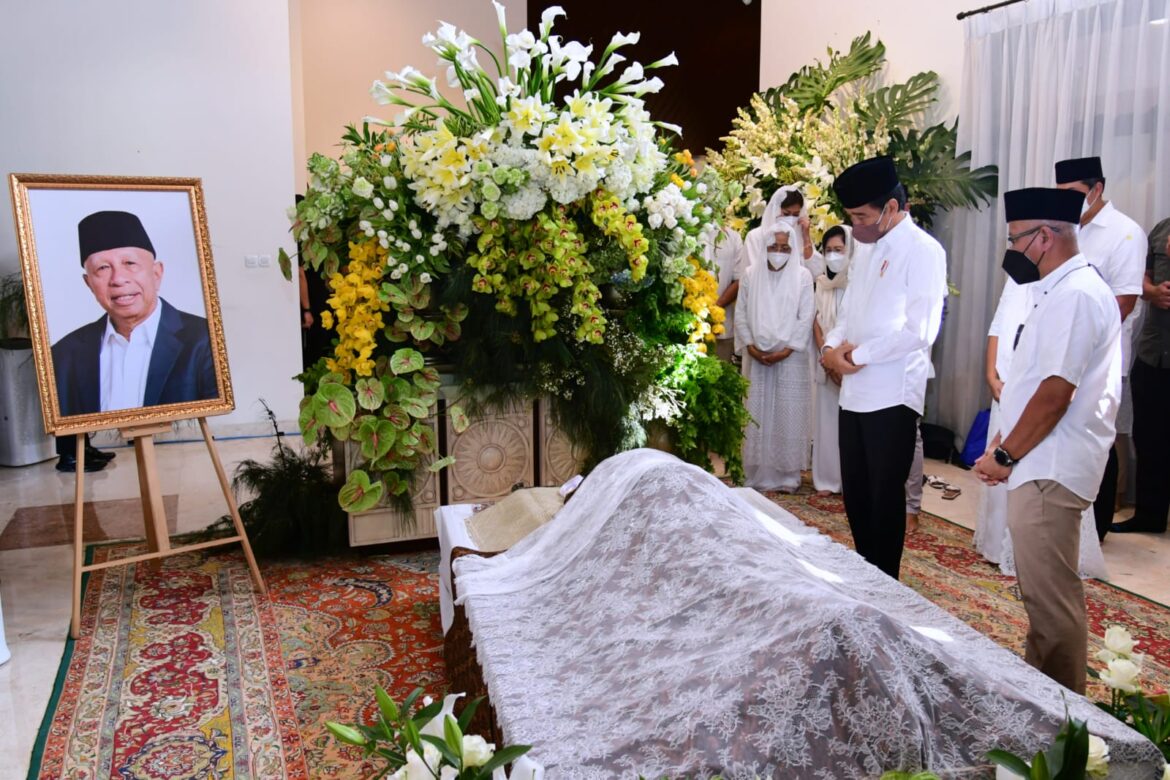 Presiden Jokowi Takziah ke Rumah Duka Almarhum Arifin Panigoro