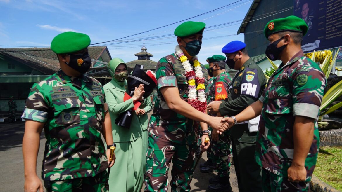 Kunjungan Kerja Danrem 061/Sk Ke Kodim 0607/Kota Sukabumi Tinjau Pelaksanaan Vaksinasi