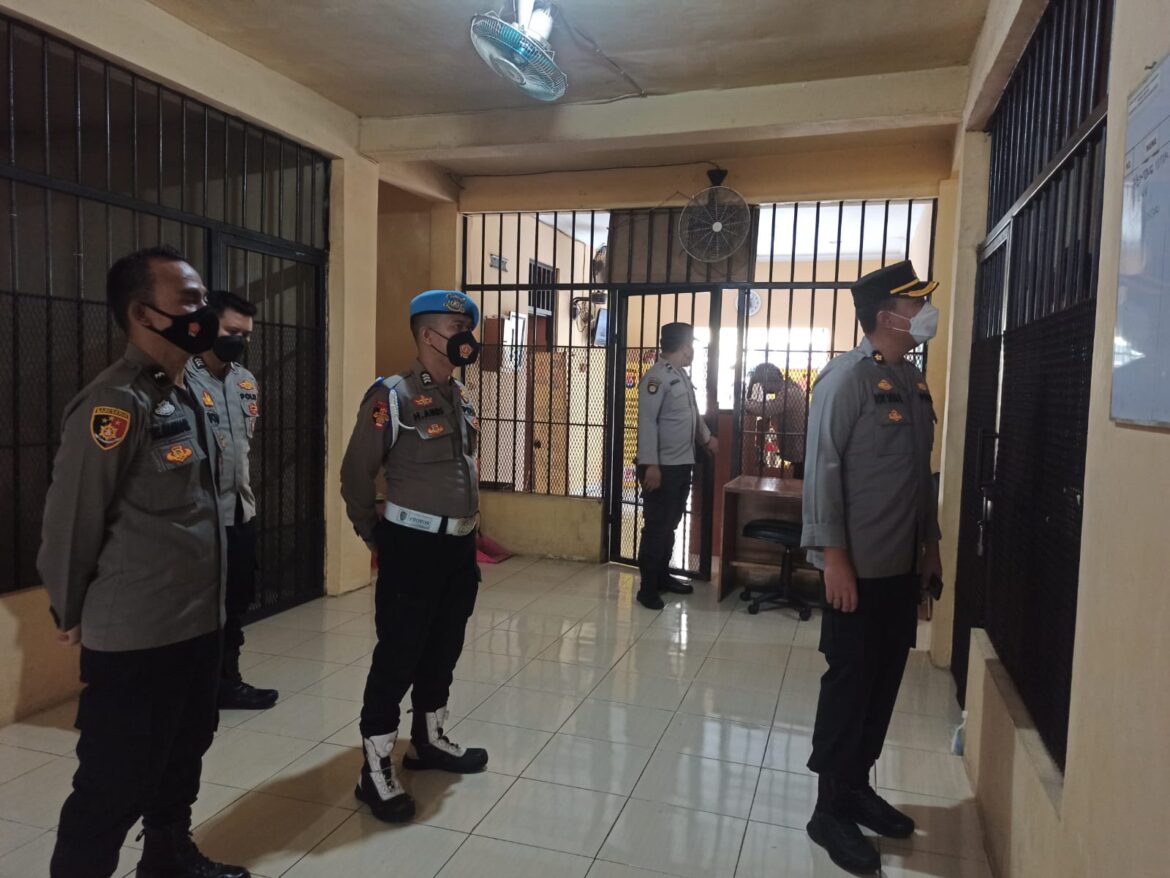Pawas Bidpropam Polda Banten Bersama Pamenwas Cek Rutan Polda Banten