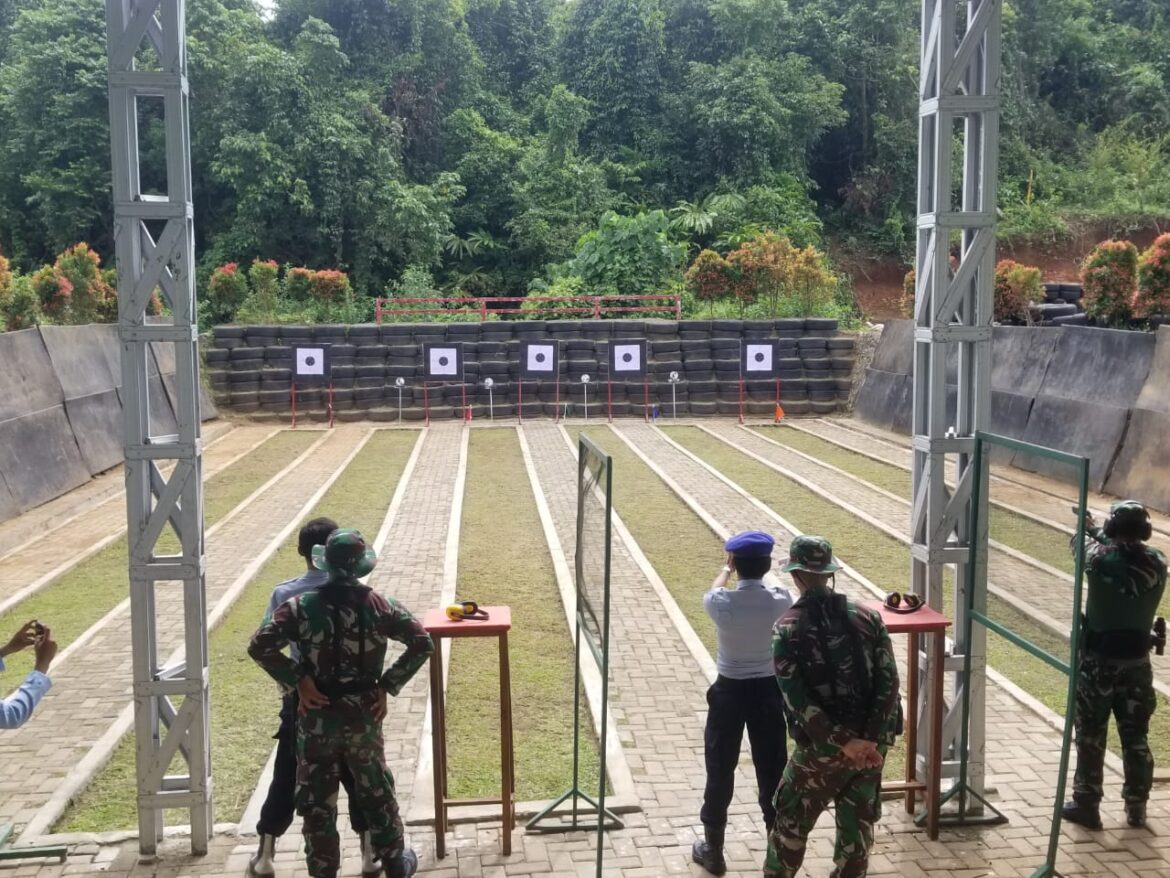 Tingkatkan SDM, Petugas Lapas Rangkasbitung Latihan Menembak bareng Batalyon Mandala Yudha