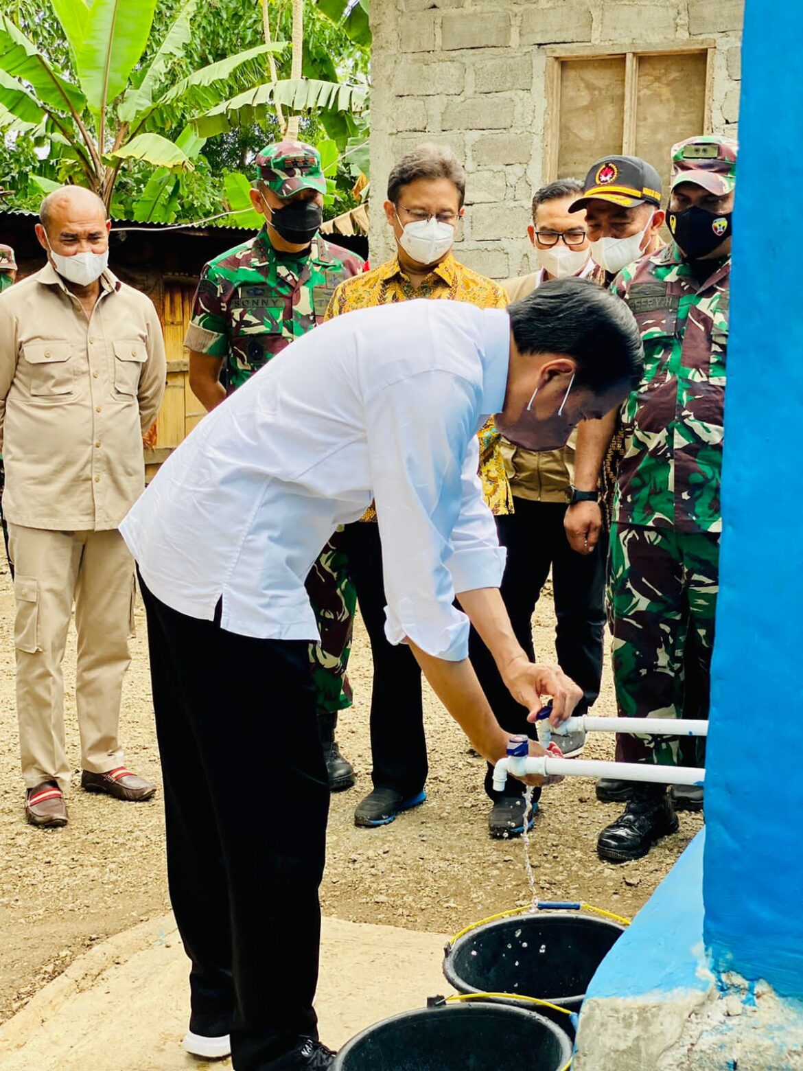 Presiden Jokowi Tinjau Sumur Pompa Hidram di Desa Oinlasi