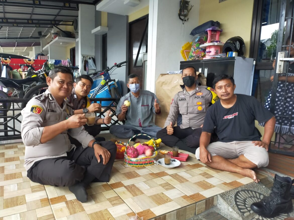 “Yuk Ngopi Wae” Cara Humanis Polsek Pasarkemis Ajak Warga Masyarakat Disiplin Prokes