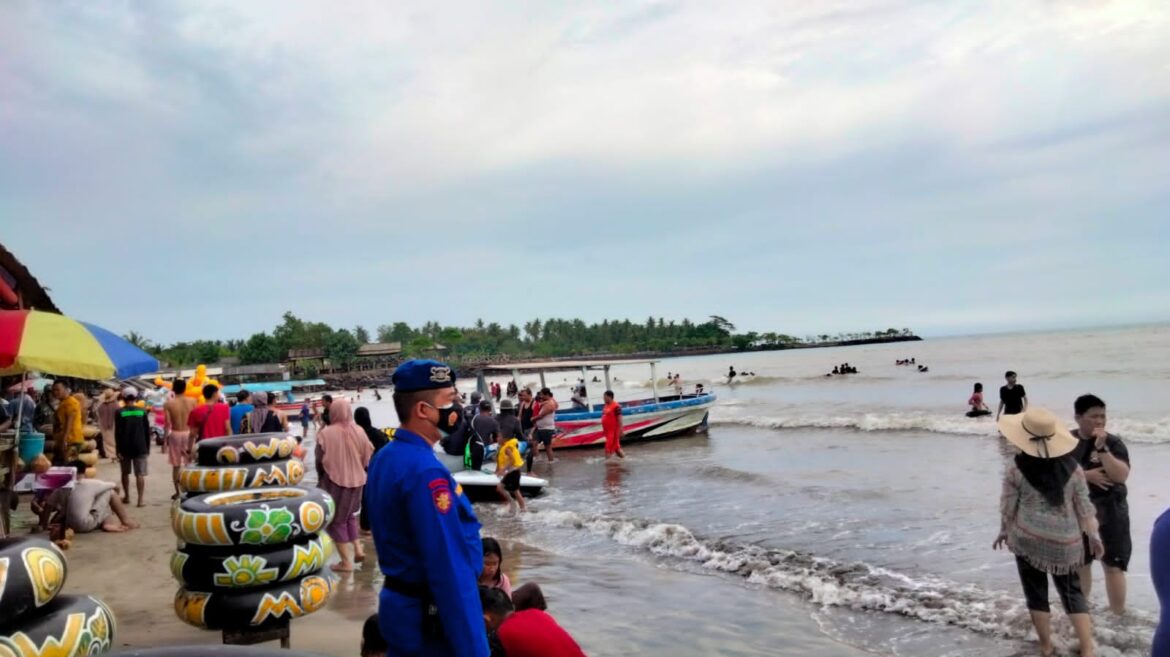 Cegah Penularan Covid-19, Personel Ditpolairud Polda Banten Berik Himbauan Prokes di Pantai Anyer