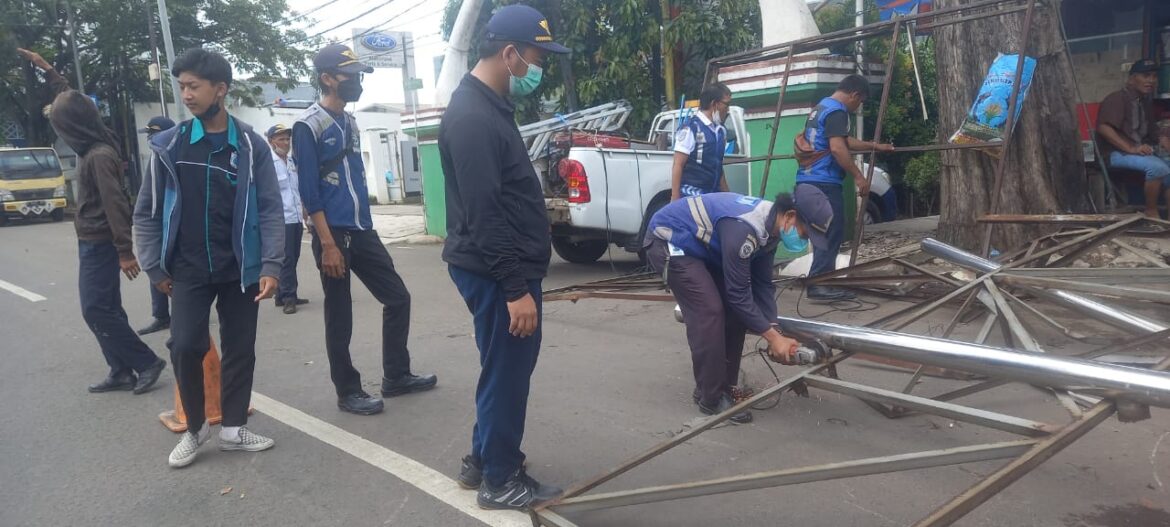 Papan Reklame (Billboard) Yang Sudah Tumbang Selama 4 Bulan Berjalan Kini Sudah Tahap Pembenahan Oleh Pemkot Tangerang