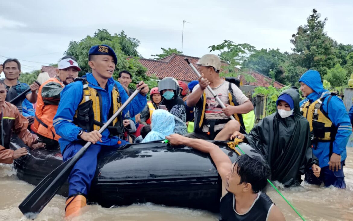 Satbrimob Polda Banten Evakuasi Masyarakat Yang Terdampak Banjir