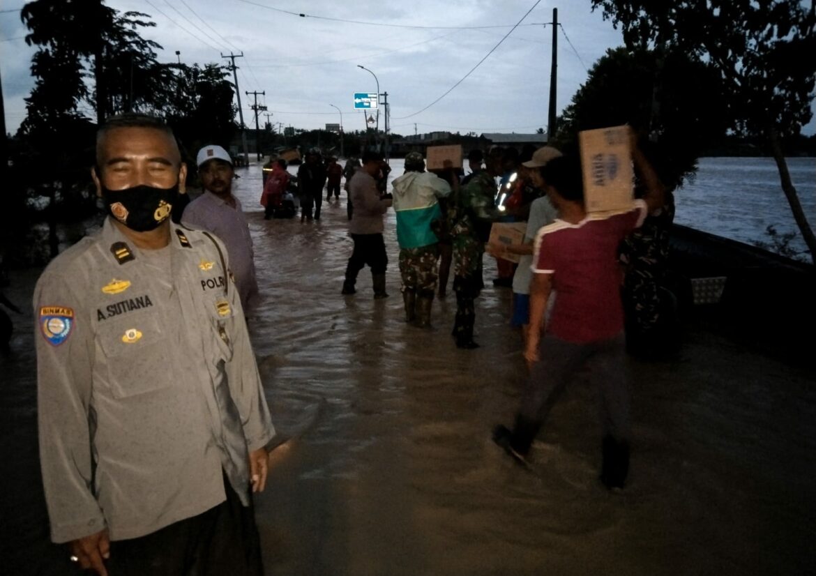 Polsek Kramatwatu Polres Serkot Bantu Evakuasi Warga Yang Terdampak Banjir