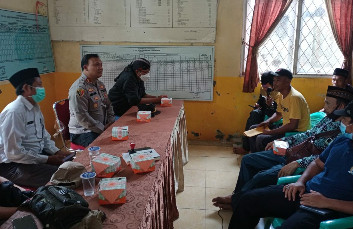 Kapolsek menghadiri Mediasi Warga masyarakat desa Ciherang dengan PT Wabin Jayatama kecamatan gunung sari