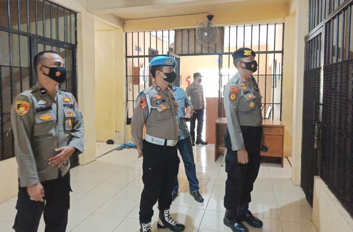 Pawas Bidropam Polda Banten Bersama Pamenwas Cek Rutan Polda Banten