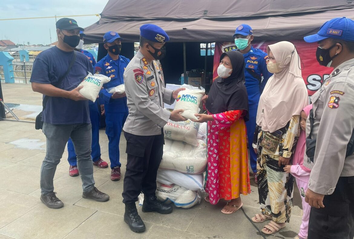 Ditpolairud Polda Banten Salurkan Paket Sembako dari MNC Group Kepada Korban Banjir