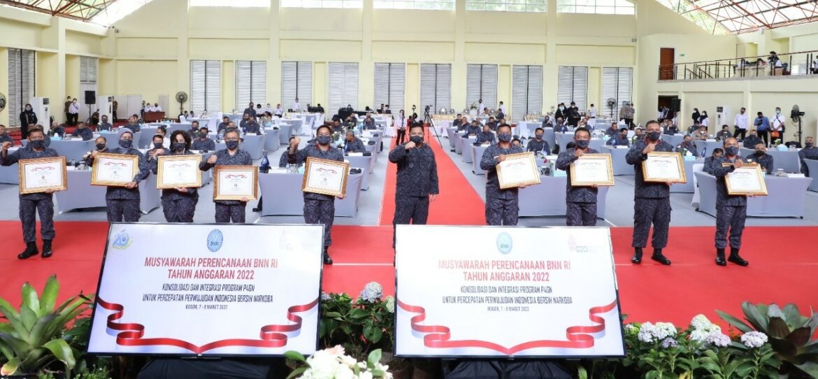 Kepala BNN RI Beri Penghargaaan Kepada Satker Berprestasi saat Musren BNN tahun 2022