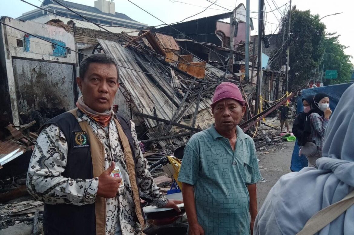 Ada sekitar 25 rumah dan tempat usaha warga ludes terbakar oleh ngamuknya api, membakar rumah warga