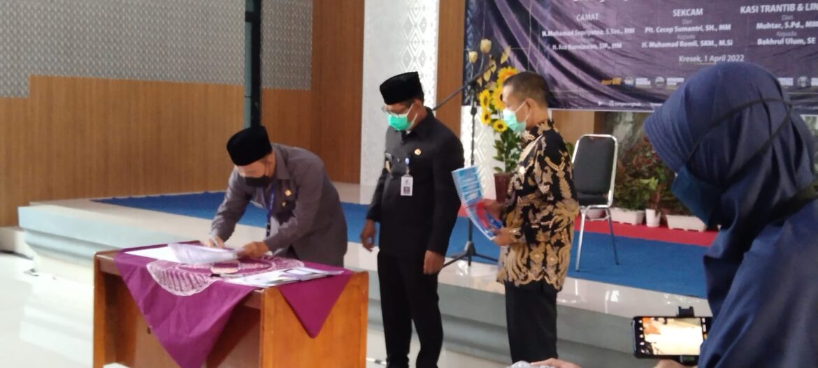 Sertijab Camat Kresek di Warnai Rasa Haru