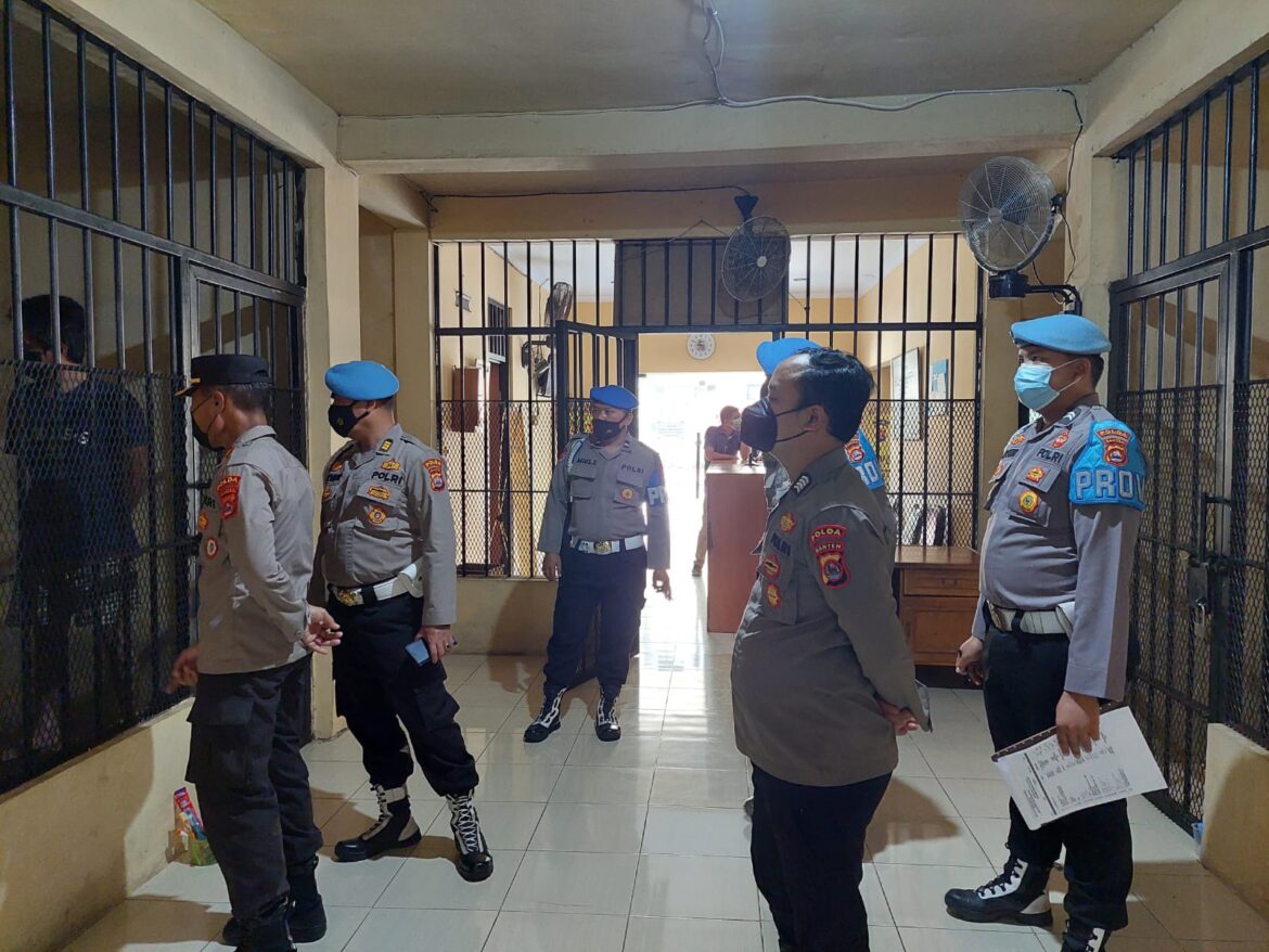 Pawas Bidpropam Polda Banten Bersama Pamenwas Cek Rutan Polda Banten