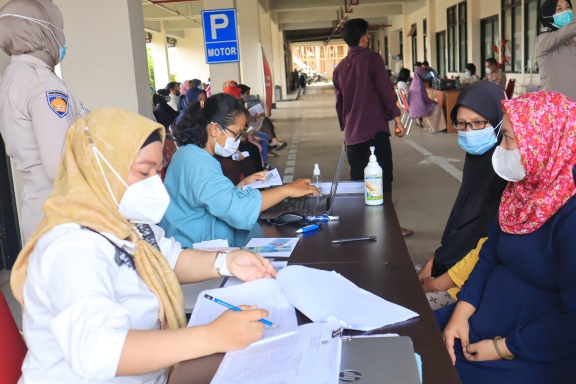 Polres Metro Bekasi Kota Lanjutkan Penyaluran Bantuan Tunai untuk PKL dan Warung ( BTPKLW )