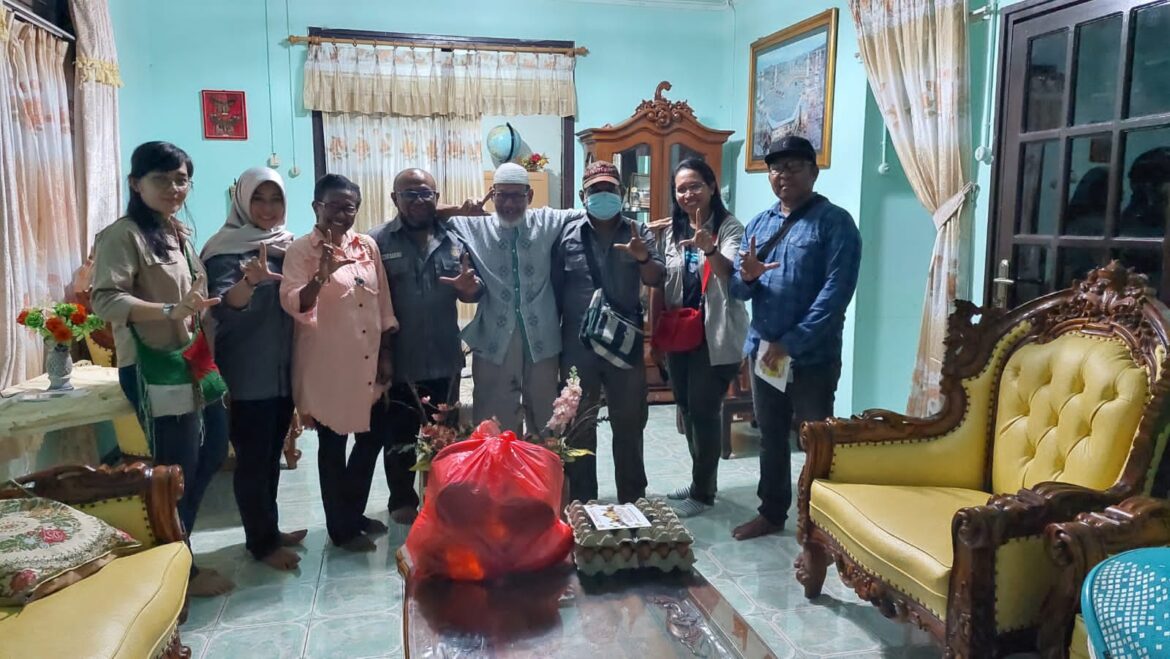 sejumlah pengurus, berbagi bingkisan kasih lebaran