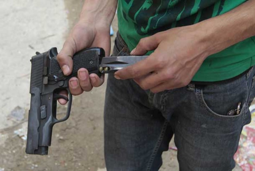 Dooor diduga pisyol berbunyi, tenya ia membidik teman sama-sama PNS, alangkah marah benat itu oknum polisi Paming Praja (Pol.PP)