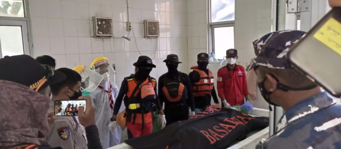 TIM SAR GABUNGAN TEMUKAN WISATAWAN YANG TERSERET OMBAK DI PANTAI KEBON KELAPA DALAM KEADAAN MENINGGAL DUNIA