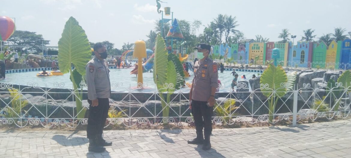 Jajaran Personil Polsek Kresek Pantau dan Monitoring Arena Bermain Air “BosDino” yang Rame Pengunjung di Hari Libur Panjang