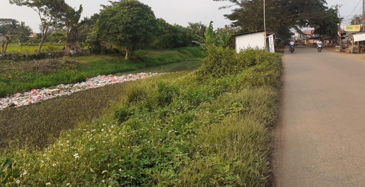 Depan Kantor Desa Daon, sampah kayak di biarin tampa ada kesadaran