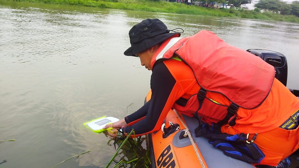 TIM SAR GABUNGAN CARI SATU KORBAN LAKA LANTAS YANG TENGGELAM DI KALIMALANG BEKASI