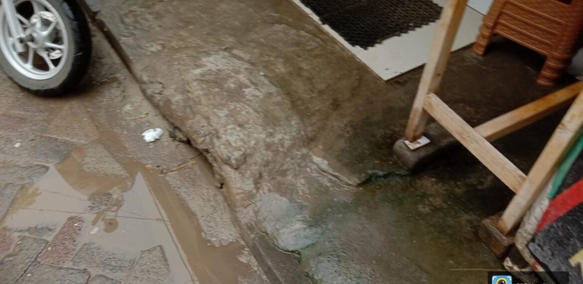 Warga Cipondoh mengeluh ruas jalan raya Ciledug rusak berat