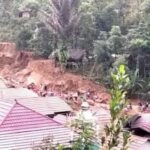 Longsor dan hujan lebat dibogor, dan membuat warga kebawa deras sungai sadane.