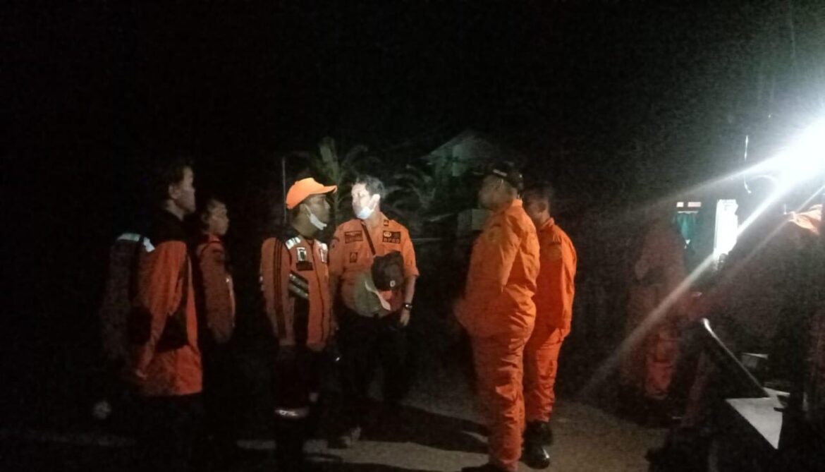 PERSONIL BASARNAS DITURUNKAN MENCARI KORBAN AKIBAT TANAH LONGSOR DI BOGOR