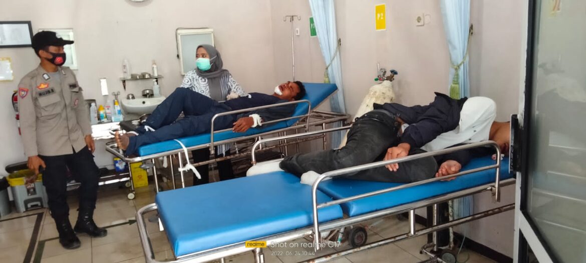 Satlantas Polres Cilegon Evakuasi Korban Kecelakaan Motor