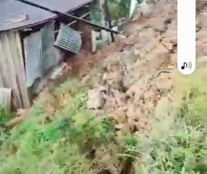 Longsor, Ada sekitar 300 rumah rusak parah, dan sampai saat ini belum ada korban meninggal dunia