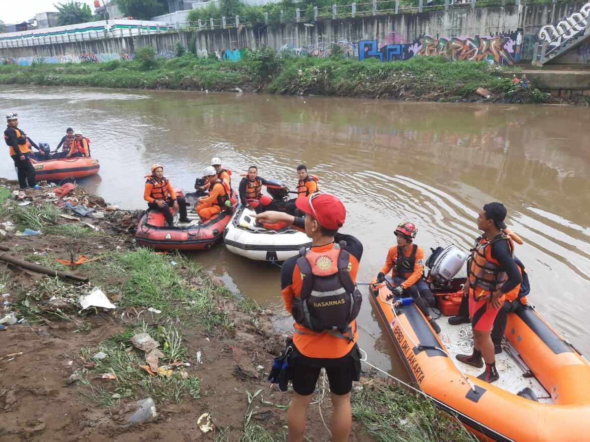 TIM SAR GABUNGAN LANJUTKAN PENCARIAN WARGA YANG TENGGELAM DI SUNGAI CILIWUNG TEBET
