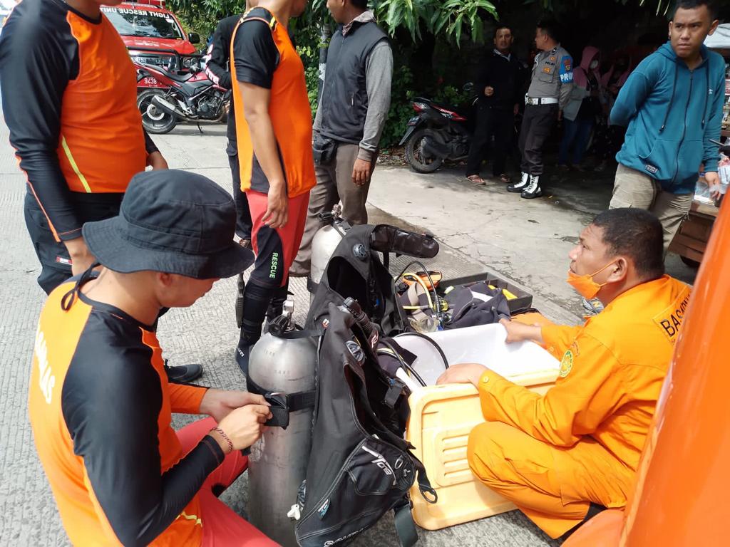 TIM SAR GABUNGAN CARI PEMUDA YANG TENGGELAM DI KALIJODO PENJARINGAN