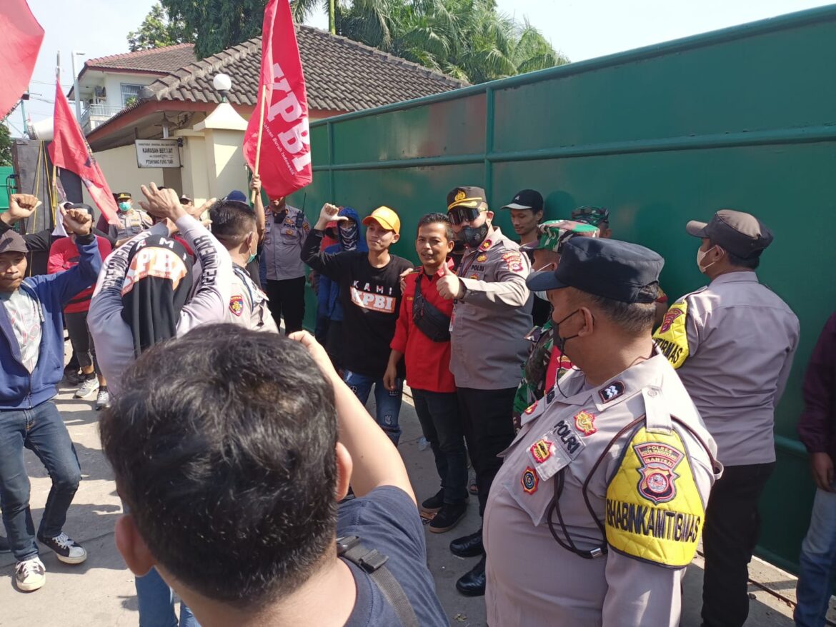 Kapolsek Pasar Kemis Pimpin Pengamanan Unjuk Rasa Karyawan Hari Ke 2 di Pt. Shyang Fung Tian
