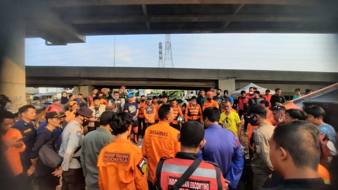 TIM SAR GABUNGAN LAKUKAN PENCARIAN TERHADAP SEORANG REMAJA YANG TENGGELAM SETELAH TERJATUH KE DALAM ALIRAN KALIMALANG