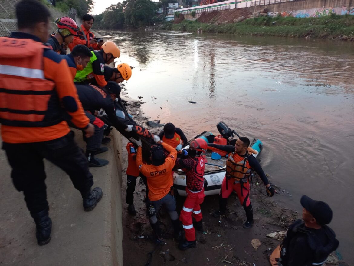 TIM SAR GABUNGAN TEMUKAN KORBAN TENGGELAM DI KALI CILIWUNG DALAM KEADAAN MENINGGAL DUNIA