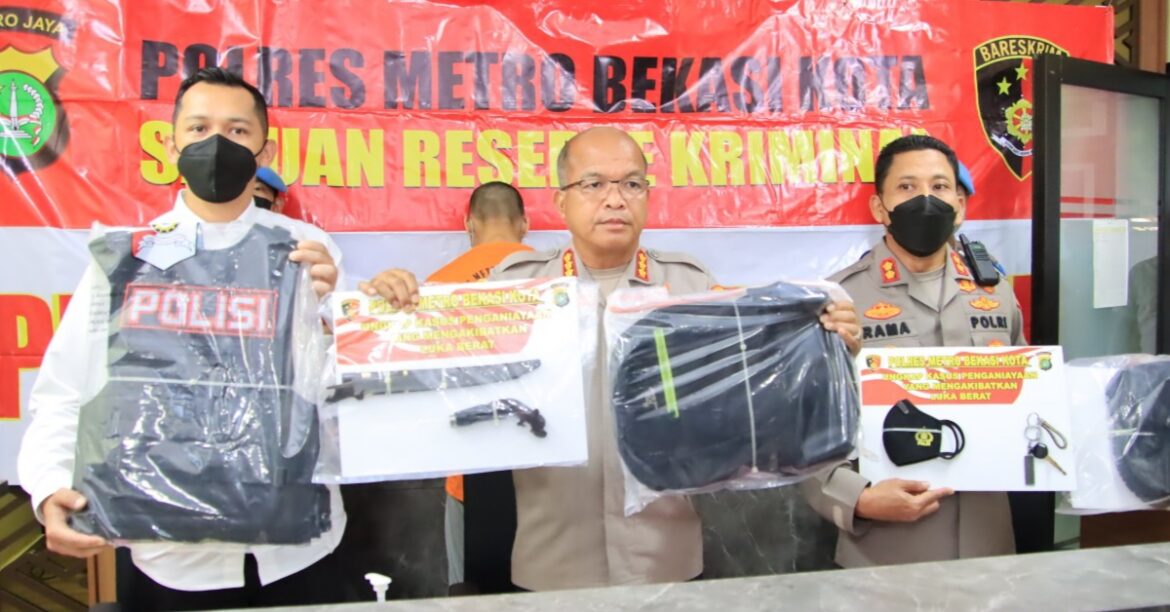 Polres metro Bekasi kota berhasil menangkap pelaku yang berpura pura menjadi anggota polisi.