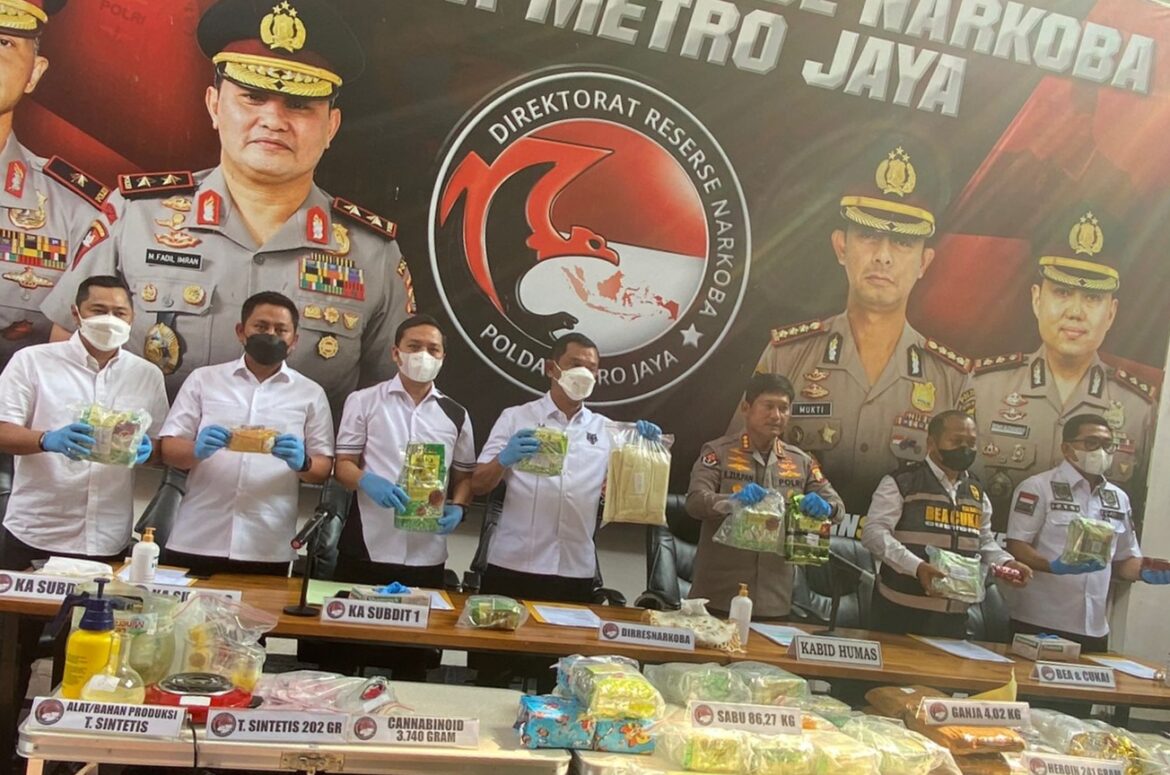 Dit narkoba Polda metro jaya berhasil mengungkap kss narkoba jaringan Malaysia-jakarta.