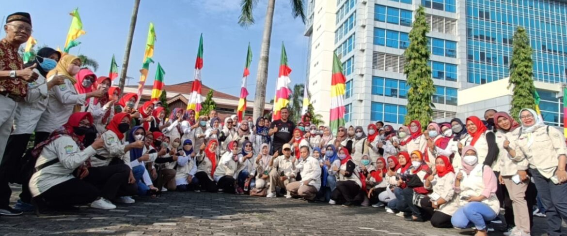 PLT. WALI KOTA BEKASI SENAM BERSAMA ASN LINGKUP SEKDA DIRANGKAI LAUNCHING PESANTREN LANSIA