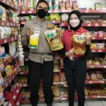 Pantau Ketersediaan Minyak Goreng, Bhabinkamtibmas Polsek Pasar Kemis Kunjungi Alfamart Kuta Bumi