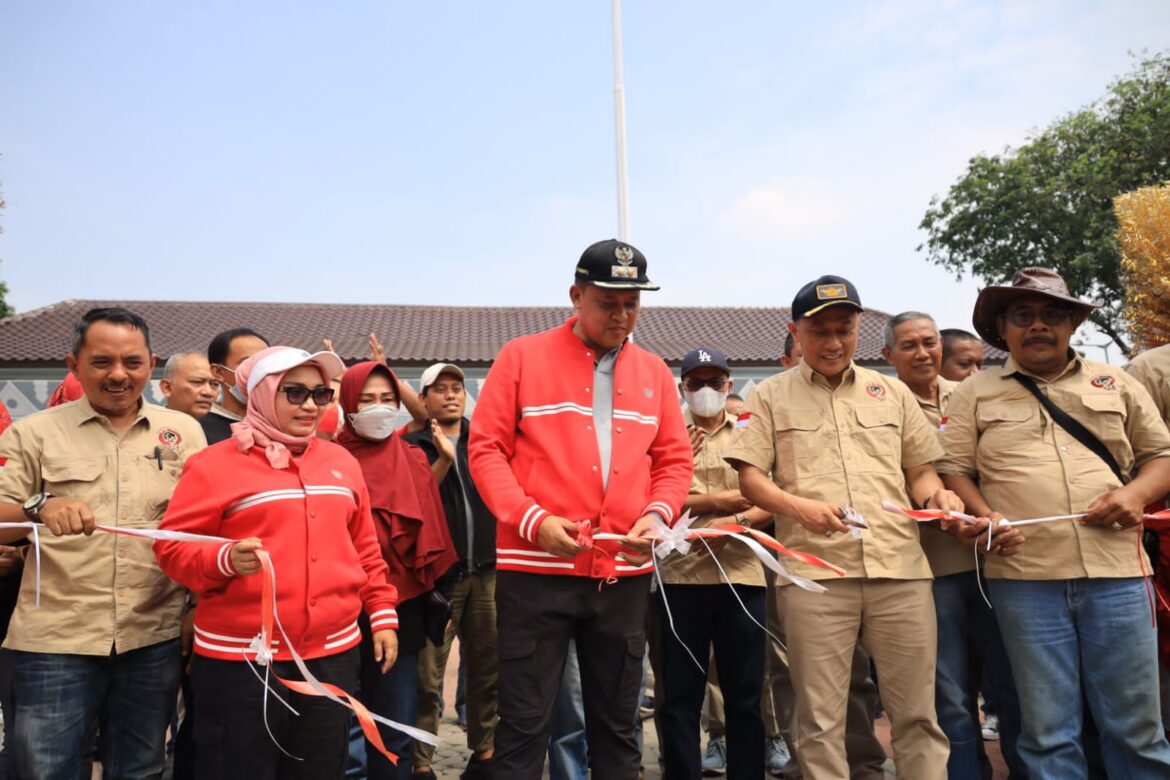 BERSAMA ISTRI, PLT WALIKOTA BEKASI HADIRI KONTES BONSAI DI ALUN ALUN M HASIBUAN KOTA BEKASI.