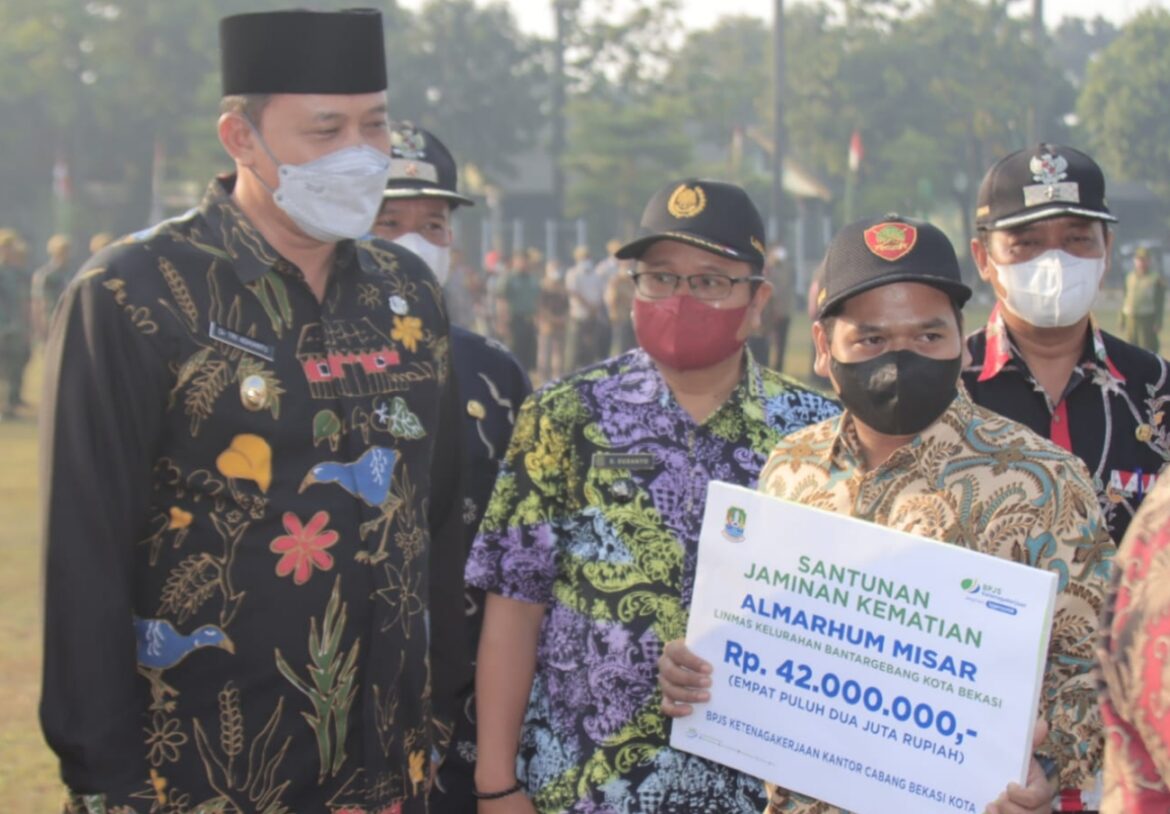 APEL MINGGON DI BANTARGEBANG DIRANGKAI DENGAN PEMBERIAN PENGHARGAAN DAN SANTUNAN