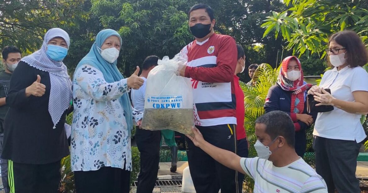 SEKDA AWALI TEBAR BENIH IKAN DI KOLAM KANTOR PEMERINTAH KOTA BEKASI.