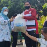 SEKDA AWALI TEBAR BENIH IKAN DI KOLAM KANTOR PEMERINTAH KOTA BEKASI.