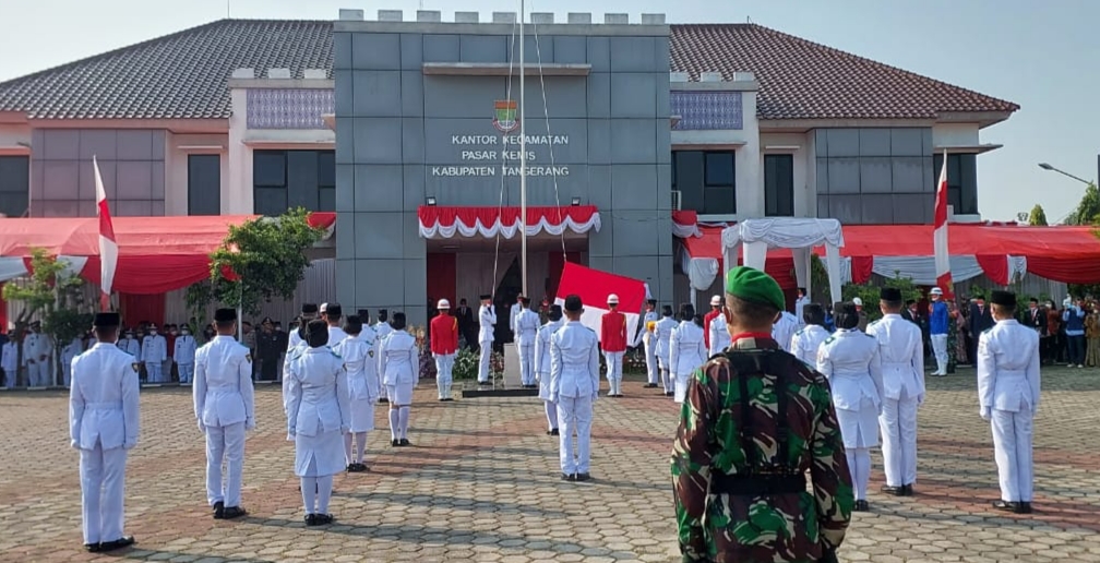Wakapolsek Pasar Kemis Hadiri Upacara Peringatan HUT Kemerdekaan Negara Republik Indonesia Ke-77 di Kantor Kecamatan Pasar Kemis Tangerang