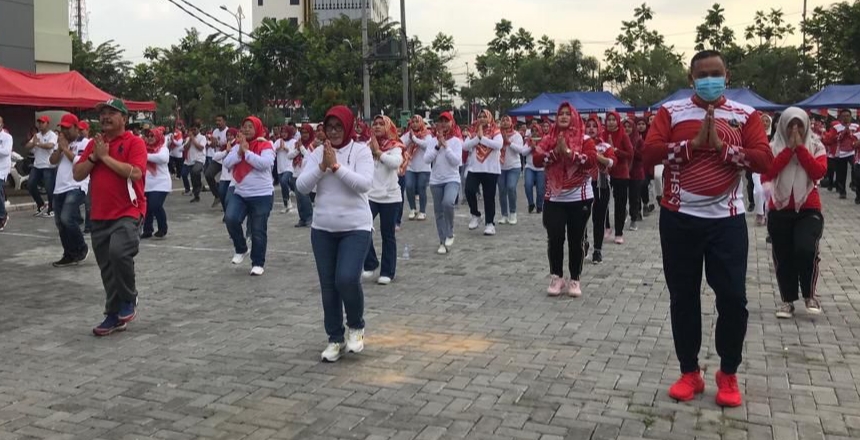 PERINGATI HUT RI 77 PLT WALIKOTA BEKASI SENAM BERSAMA APARATUR.