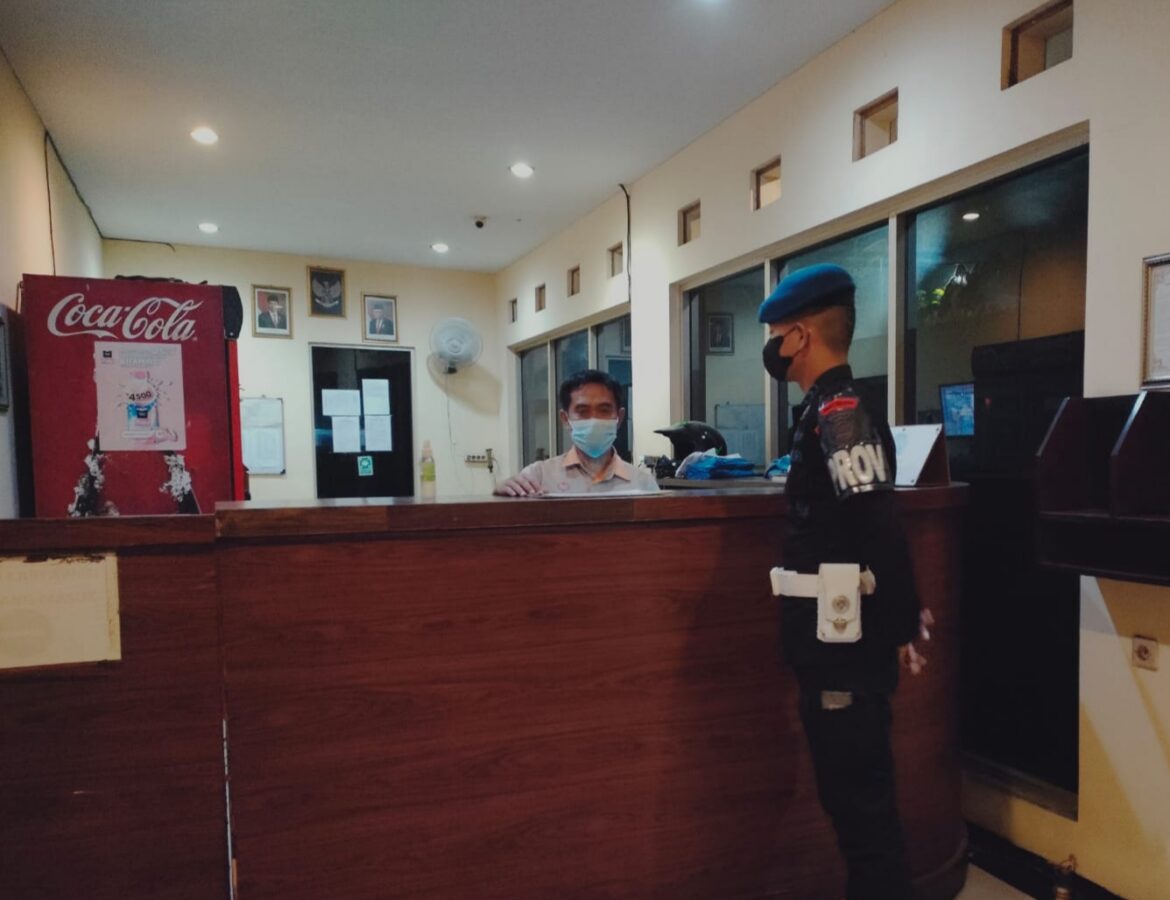 TEGAKKAN KEDISIPLINAN PERSONEL PROVOS SATBRIMOB POLDA BANTEN LAKUKAN RAZIA TEMPAT HIBURAN MALAM.