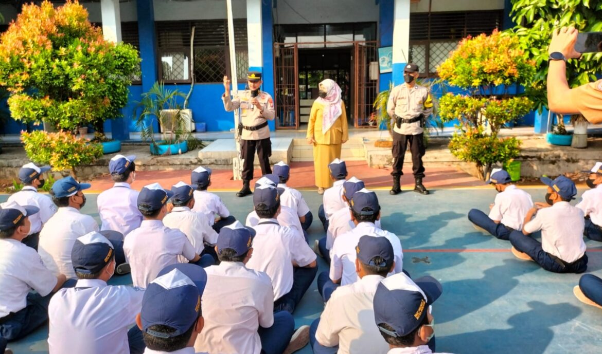 POLRES METRO BEKASI KOTA BERIKAN  SOSIALISASI KEPADA PELAJAR  TENTANG BAHAYA NARKOBA DAN KENAKALAN REMAJA